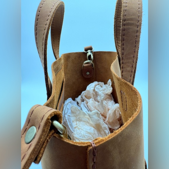 Portland Leather MEDIUM CROSSBODY TOTE Classic in Dakota - Picture 6 of 8